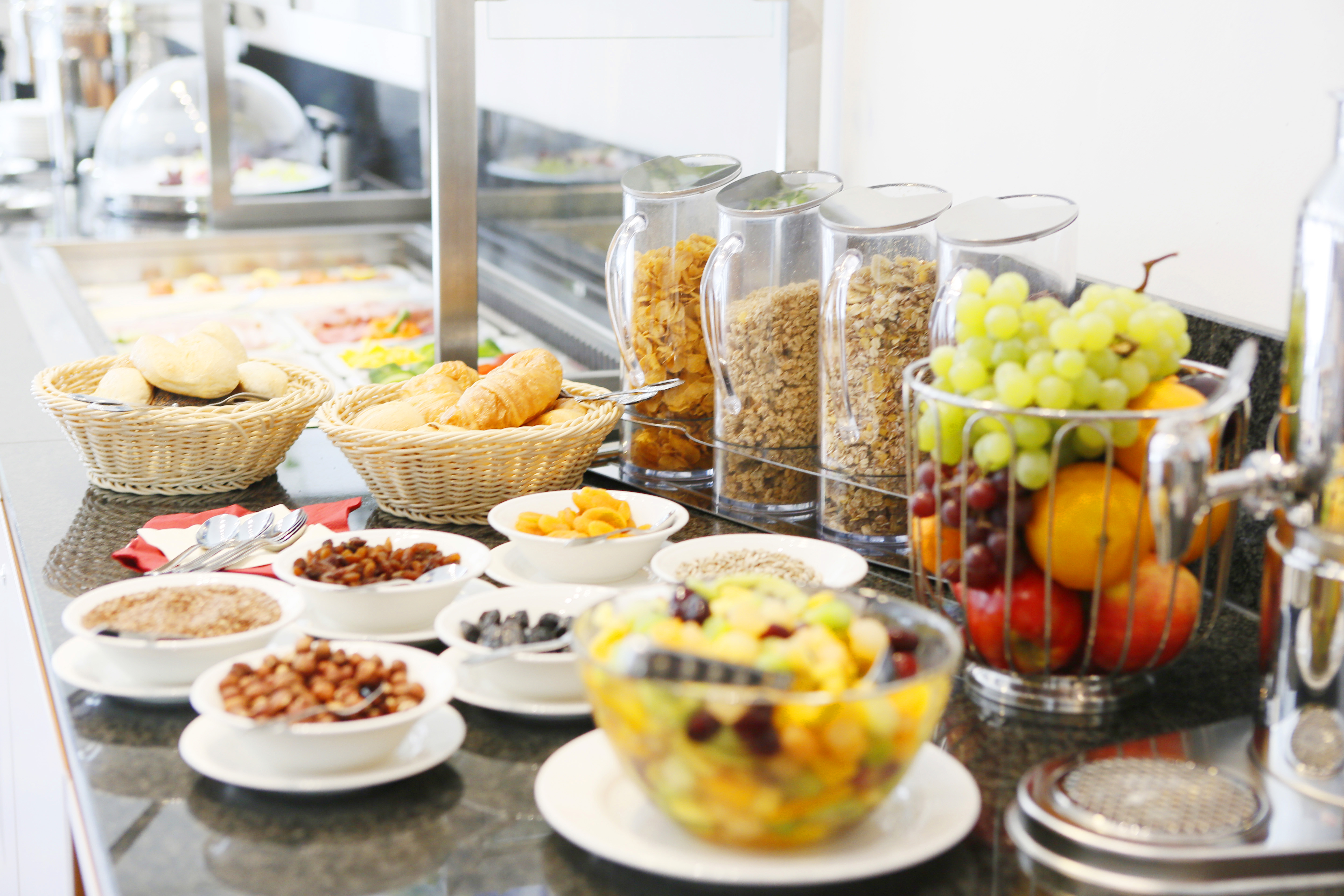 Blick auf das Frühstücksbuffet mit Früchten und Müslibar