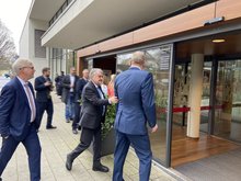 Innenminister Reul vor dem Hotel Franz