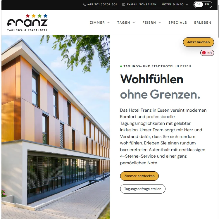 Moderner Hotelbau mit Text über barrierefreien, inklusiven Komfort und Tagungsmöglichkeiten.