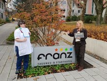 Hotelmitarbeiter mit Vier-Sterne-Plakette