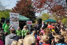 Die Mitarbeiter des Hotels Franz gestalteten ein schönes Kinderfest in der Gruga  Oberbürgermeister bei der Eröffnung des Kinderfests