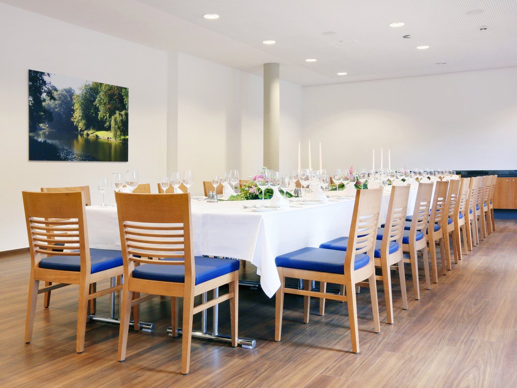 Raum mit festlich eingedeckter Tafel für eine Familienfeier im Hotel Franz in Essen.
