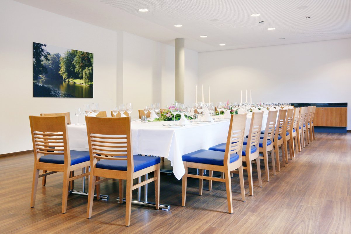 Raum mit festlich eingedeckter Tafel für eine Familienfeier im Hotel Franz in Essen.