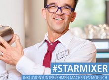 Im Hotel Franz arbeiten Menschen mit und ohne Behinderung Mitarbeiter mit Behinderung an der Bar des Hotels Franz in Essen