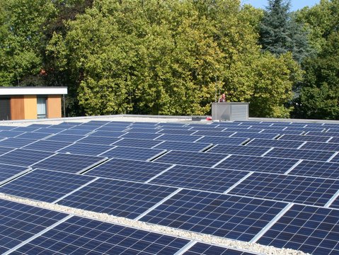 Blick auf die große Photovoltaik-Anlage auf dem Flachdach des Hotels Franz in Essen