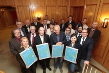 Ausgezeichnet: Das Hotel Franz ist besonders klimafreundlich Preisträger mit Urkunden und Oberbürgermeister Kufen