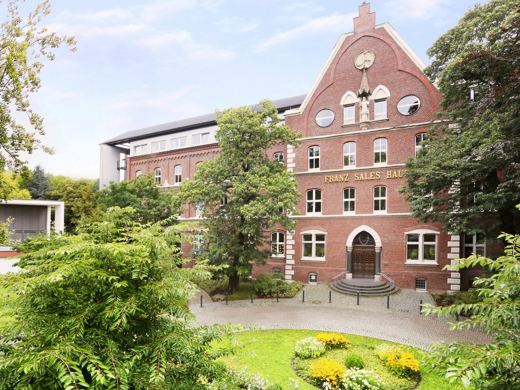 Blick auf die Fassade des Franz Sales Hauses, zu dem das Hotel Franz gehört.
