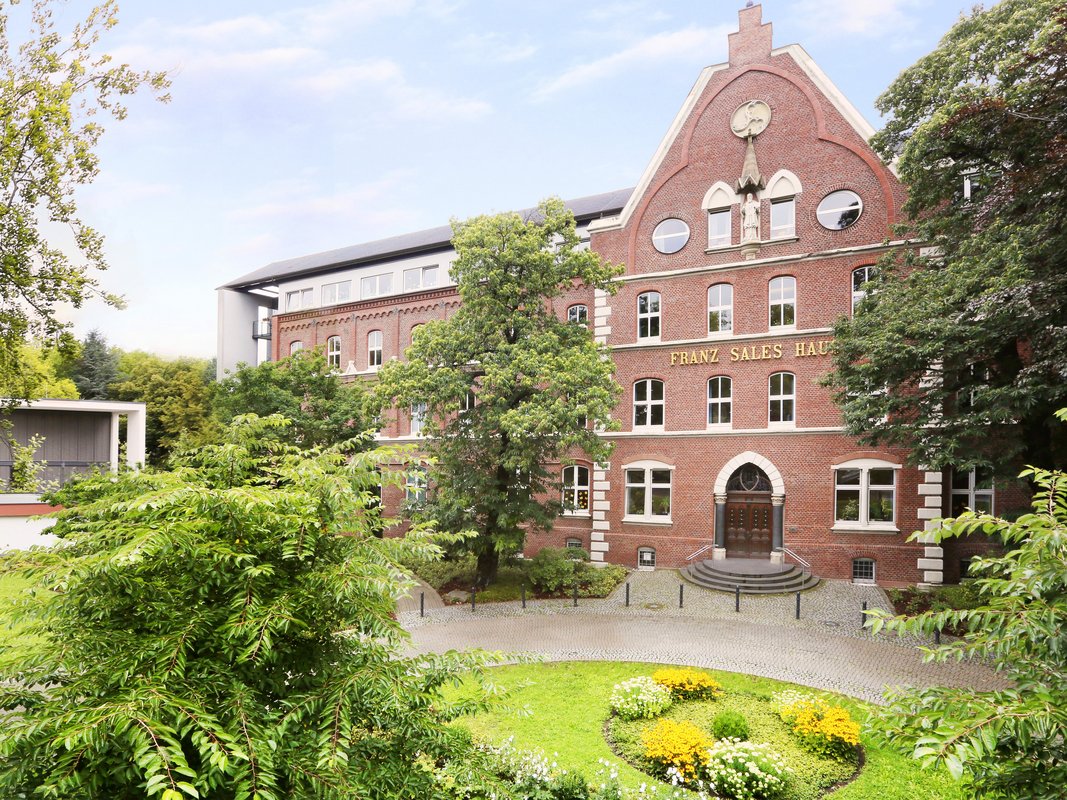 Blick auf die Fassade des Franz Sales Hauses, zu dem das Hotel Franz gehört.