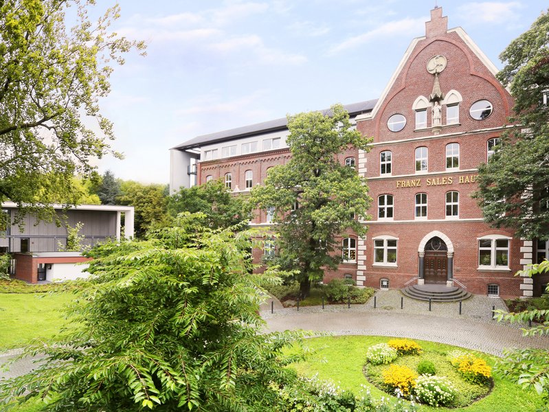 Blick auf die Fassade des Franz Sales Hauses, zu dem das Hotel Franz gehört.
