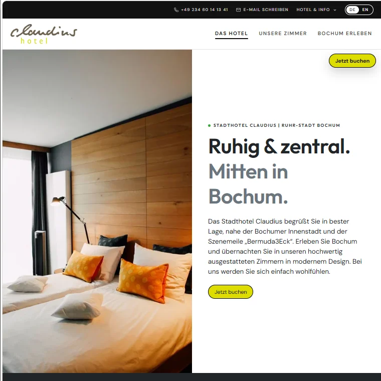 Hotelzimmer mit Holzwänden und Kissen, daneben Werbetext für ruhiges, zentrales Stadthotel.