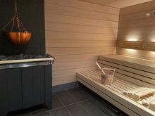 Sauna mit Ofen Sauna von innen mit Ofen und Liege