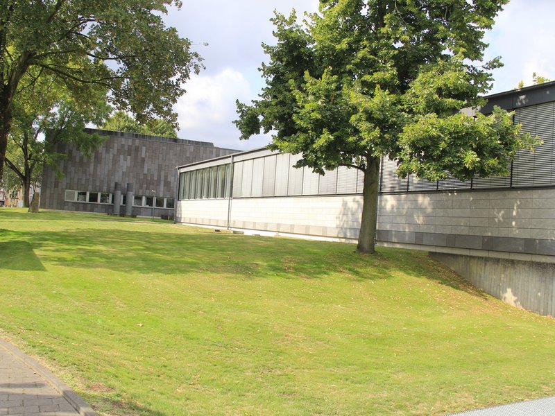 Bäume und Fassade des Museums Folkwang in Essen