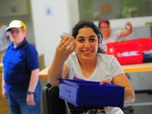 Beschäftigte in Werkstatt für Menschen mit Behinderung Beschäftigte in einer Werkstatt zeigt ein Werkstück