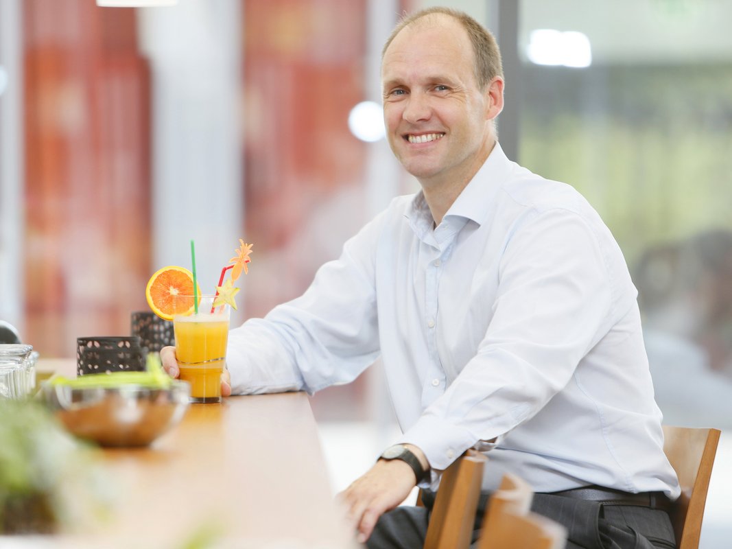 Gast sitzt mit Cocktail an der Bar im Hotel Franz 