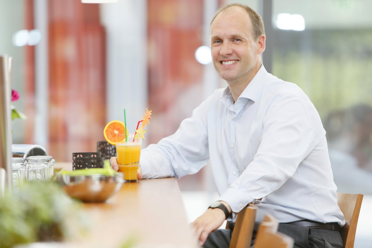 Gast sitzt mit Cocktail an der Bar im Hotel Franz 