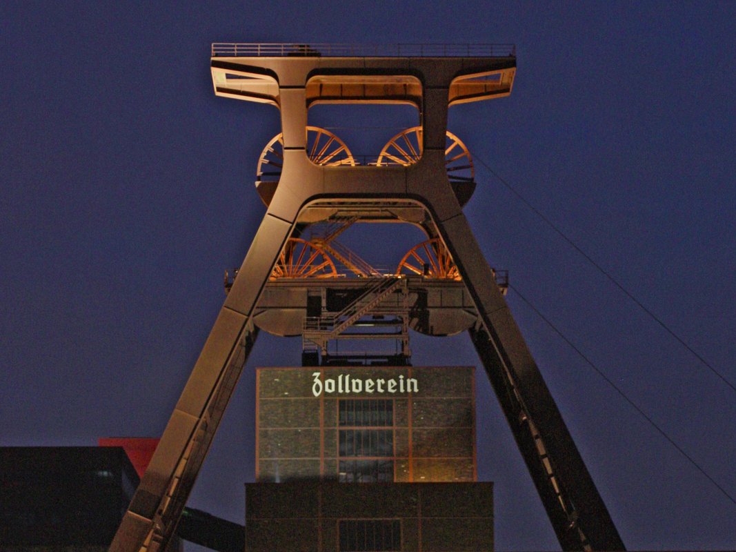 Blick auf den Doppelbock der Zeche Zollverein in Essen
