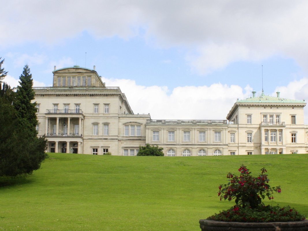 Blick auf vom Park auf die Villa Hügel
