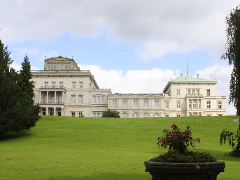 Blick auf vom Park auf die Villa Hügel