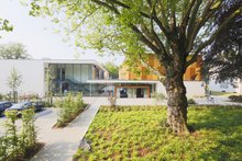 Ansicht von der parkähnlichen Anlage mit altem Baumbestand aus auf den Eingang des Hotels Franz in Essen