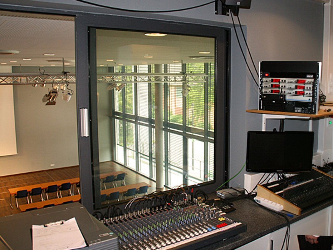 Blick vom Technikraum in den Saal des Hotels Franz in Essen 