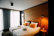 Fotos (2): MSC Doppelzimmer mit bunten Kissen im Hotel Claudius in Bochum