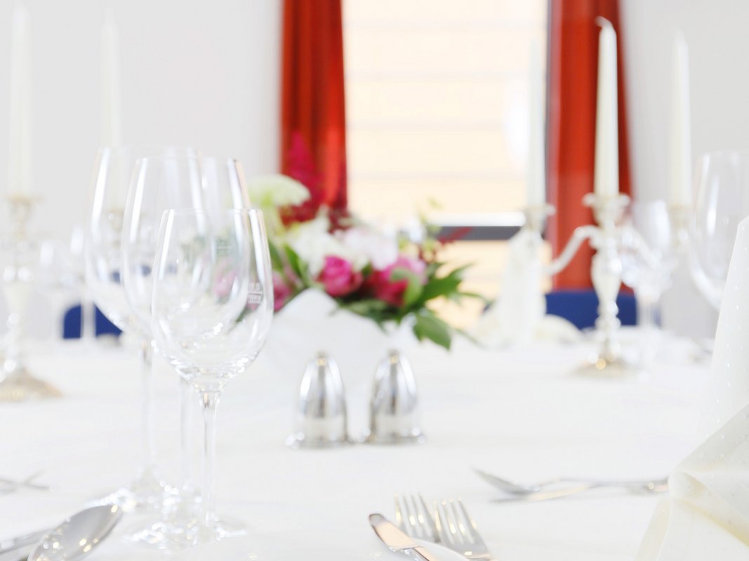 Raum mit festlich eingedeckter Tafel für eine Familienfeier im Hotel Franz in Essen.
