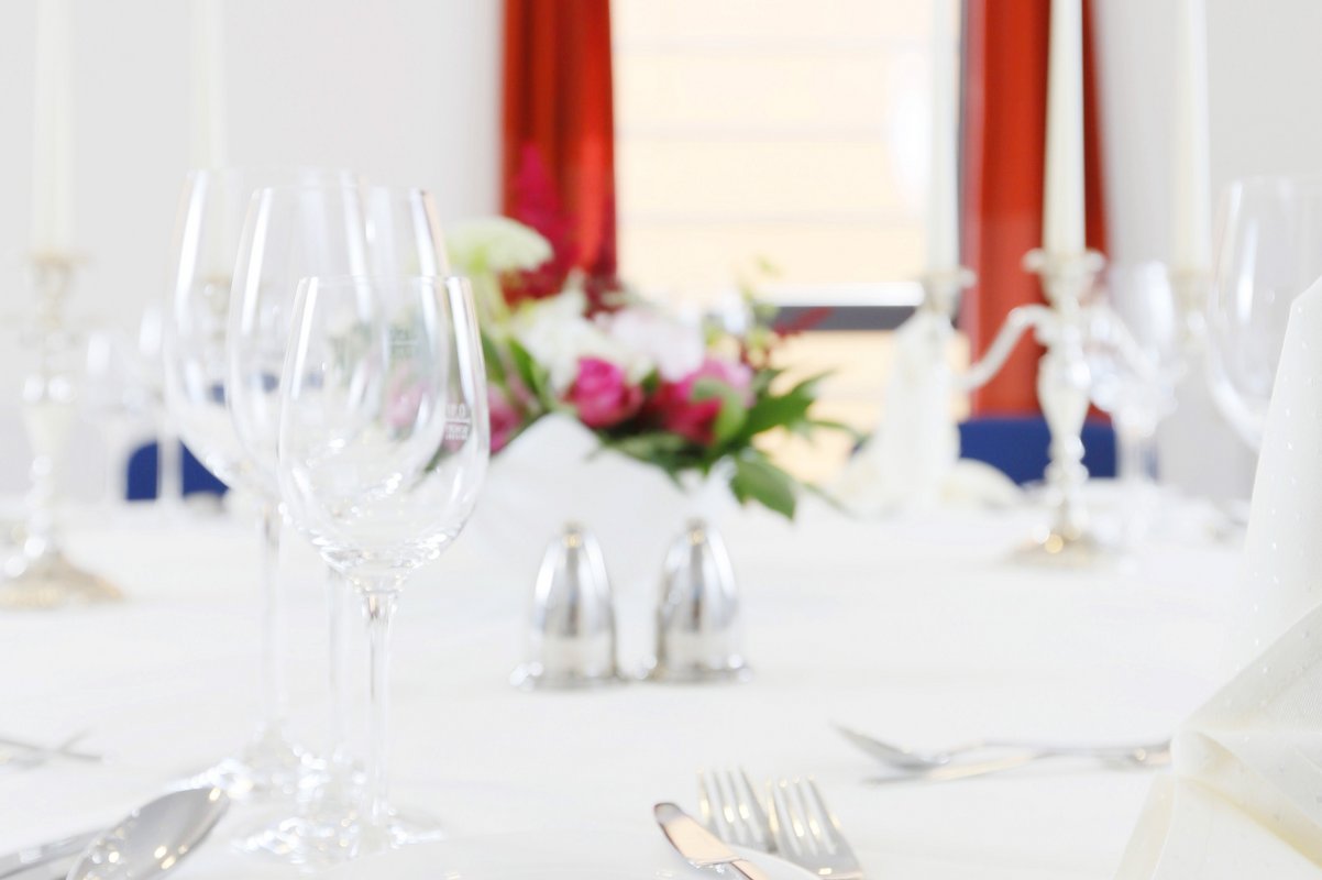 Raum mit festlich eingedeckter Tafel für eine Familienfeier im Hotel Franz in Essen.