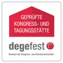 Rotes Schild, Text: "Geprüfte Kongress- und Tagungsstätte", Logo von degefest darunter.