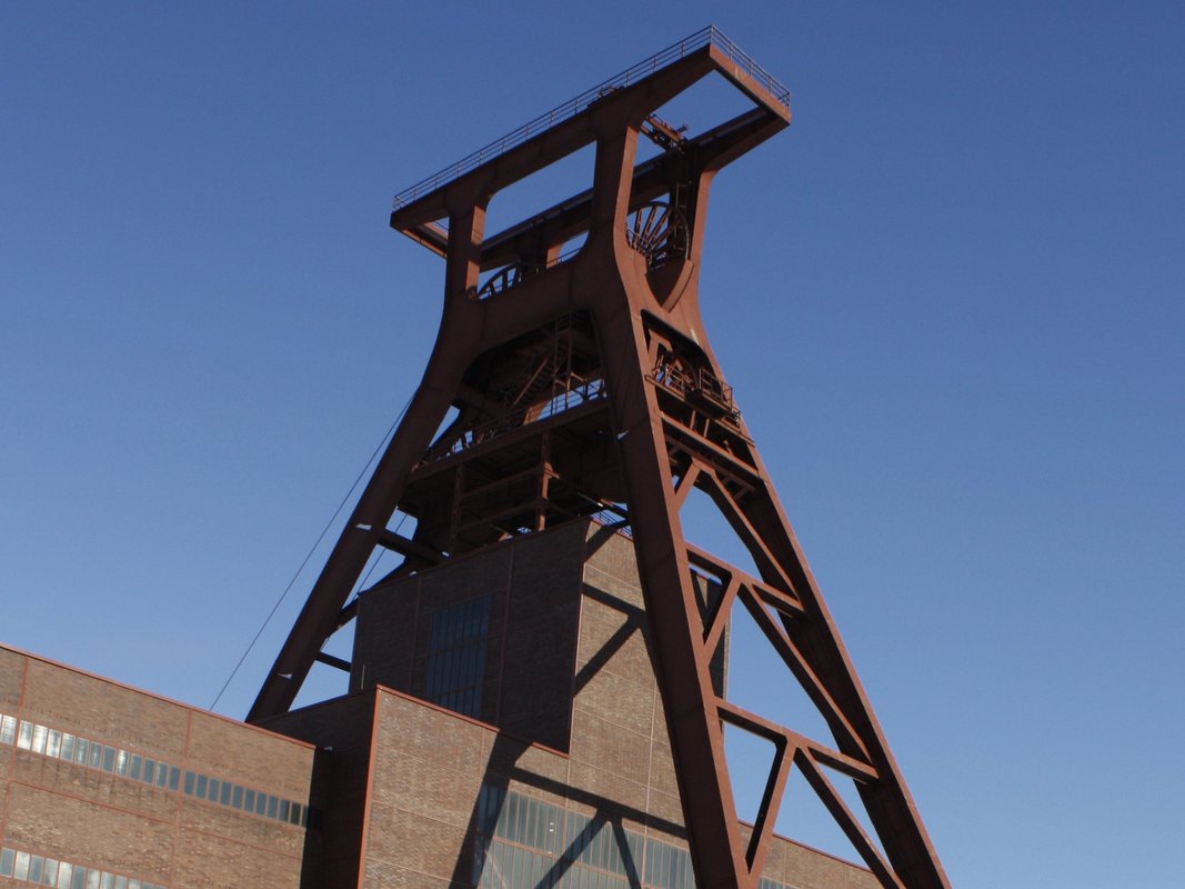 Blick auf den Doppelbock der Zeche Zollverein in Essen