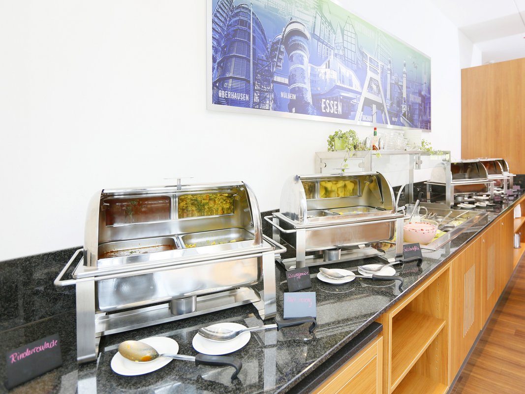 Buffet mit zahlreichen Warmhaltebehältern