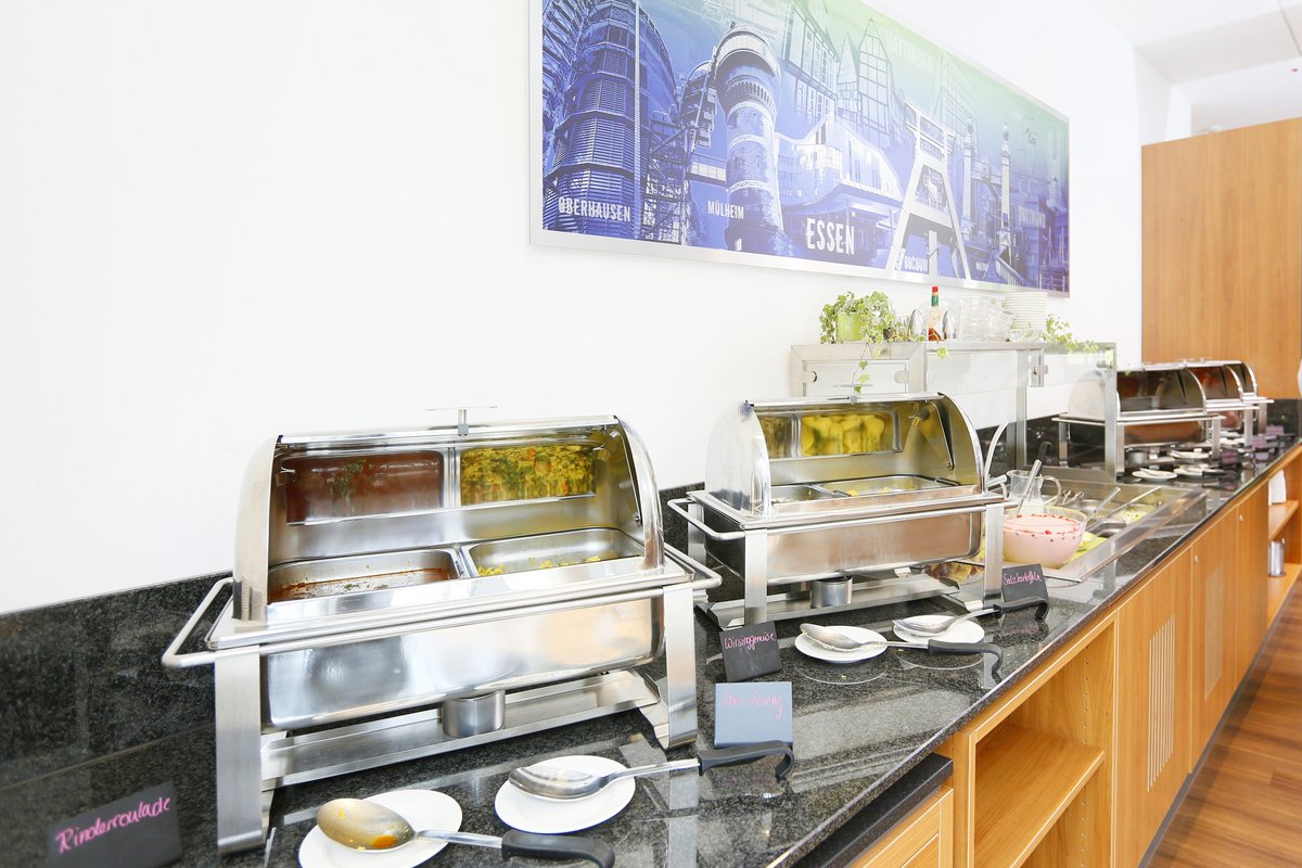 Buffet mit zahlreichen Warmhaltebehältern